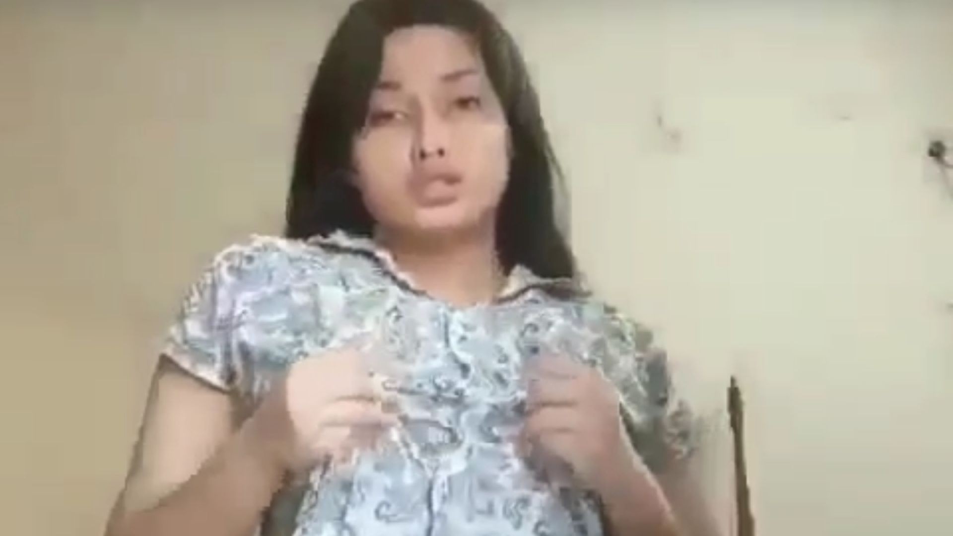 ⁣Hot college girl showing her nude videos