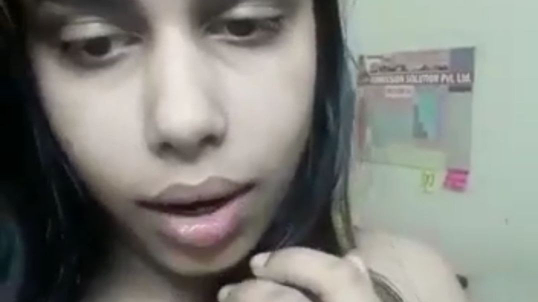 ⁣Desi gf fingering herself for bf