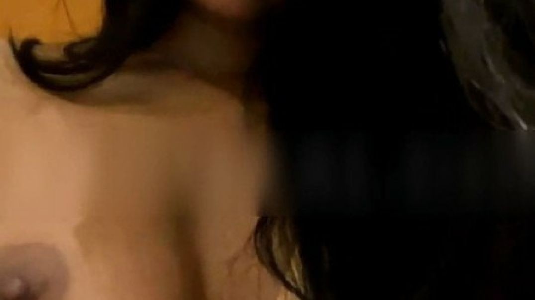 ⁣Poonam Pandey show her perfect boobs